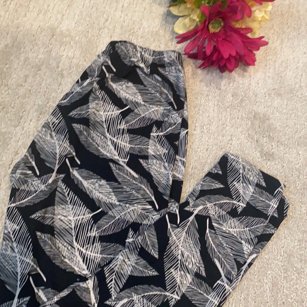 Lularue black and white leaf pattern leggings
